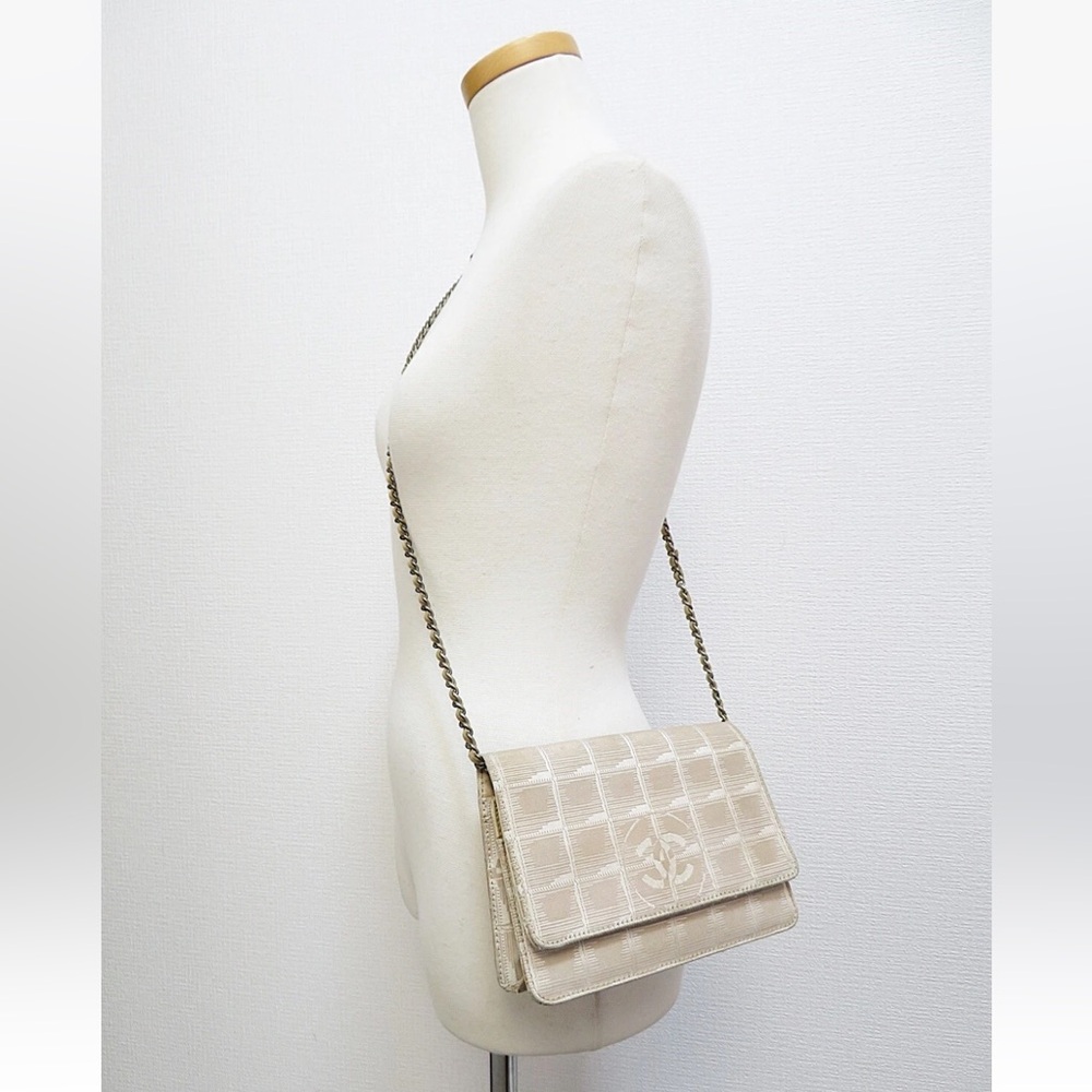 CHANEL Beige Crossbody Bag with Chain Strap - Picture 2 of 16